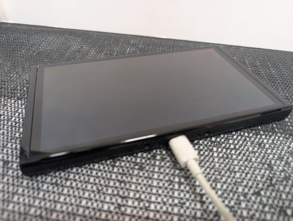 充電できないNintendo Switch本体に充電ケーブルを接続している様子