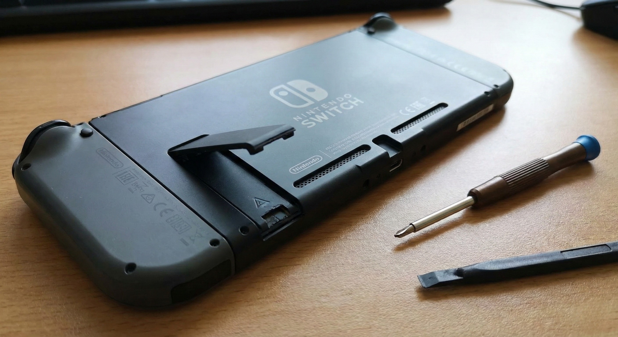 Switchの背面スタンドが折れた・フタが閉まらない原因と対処法｜ぐらつき・外れた時の修理目安