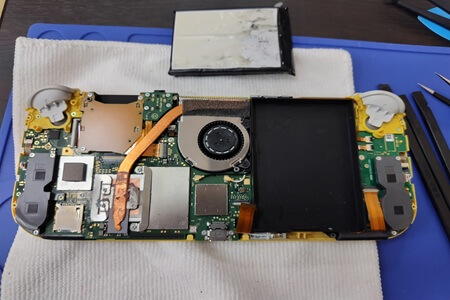 Nintendo Switch Liteバッテリー装着部分を綺麗にする