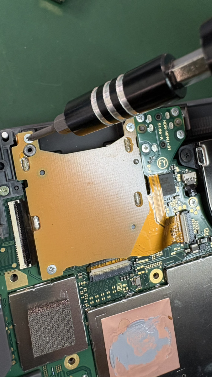 Nintendo Switch Liteのゲームカードが読み込まない症状を修理｜ゲームカードスロット交換事例【SwitchMaster イオンモール成田店】