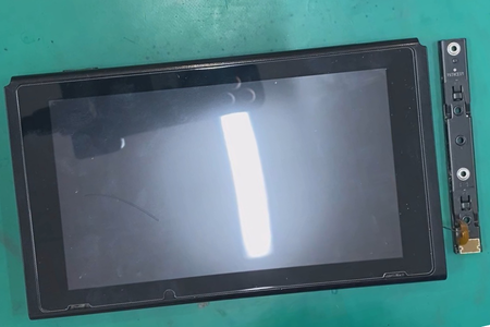 Nintendo Switchの本体側レール交換修理の様子